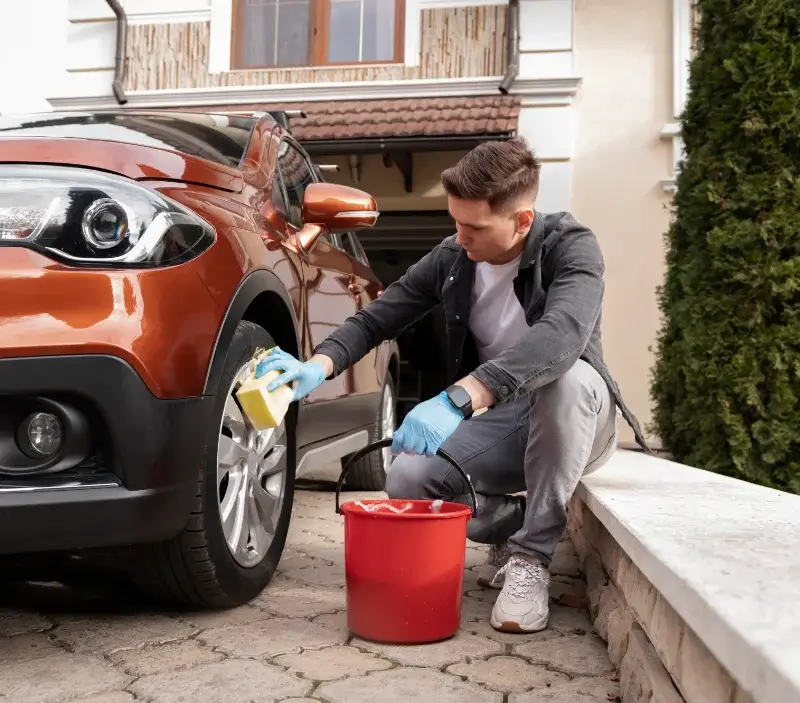 Lavage auto à domicile Saint-Ferréol : professionnel intervenant sur un véhicule